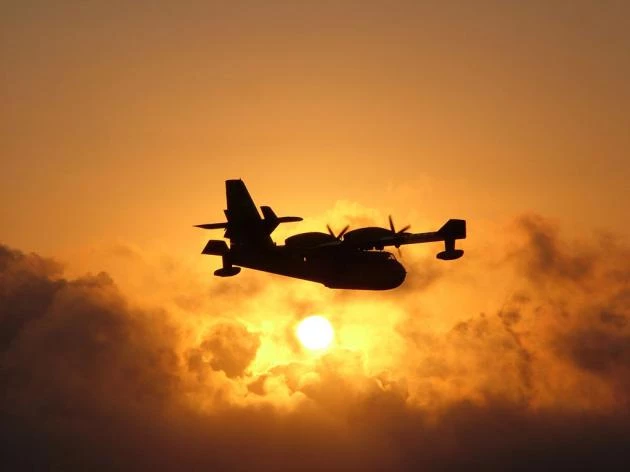 Αυτά είναι τα ελληνικά αεροσκάφη που τα έβαλαν με τις φωτιές στην Αττική (βίντεο)